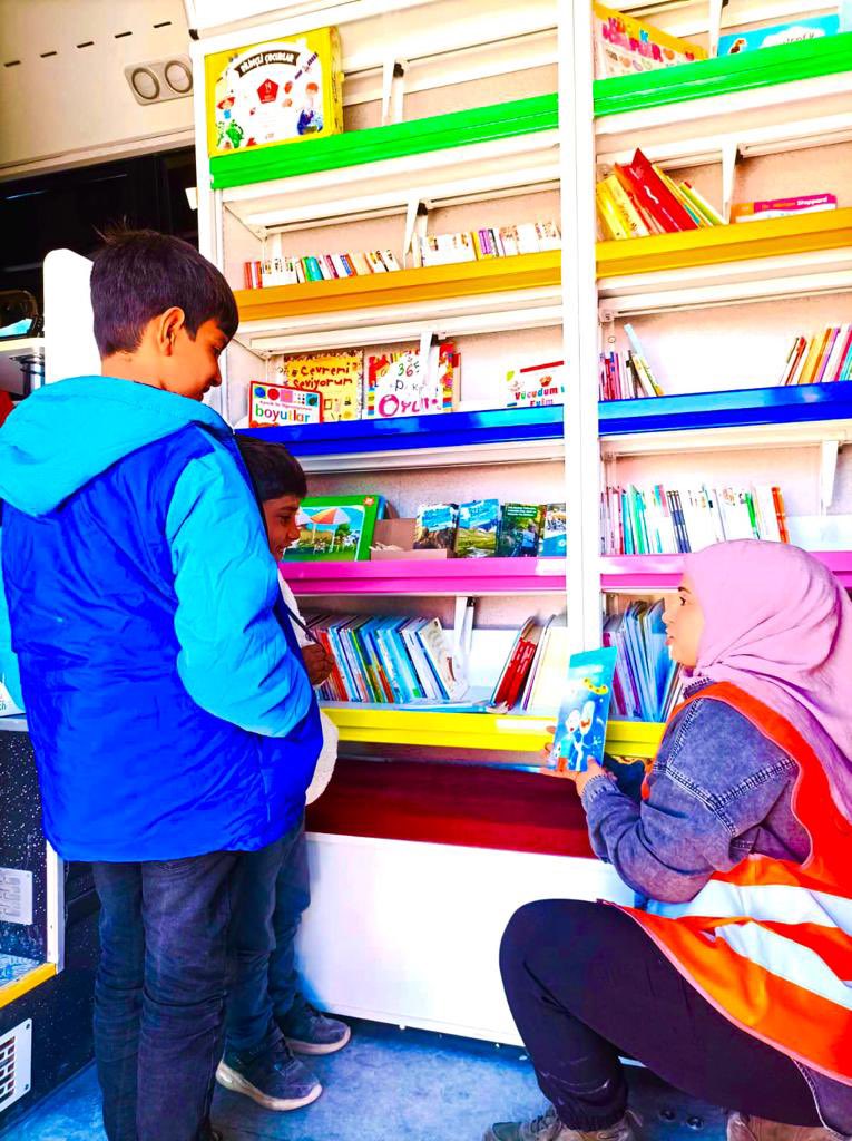 gbbkutuphaneler's tweet photo. Her koşulda çocuklarımızın yanındayız.❤️

Nurdağı ve İslahiye yanı sıra köyleri de ziyaret ederek çocuklarımızı kitaplarla buluşturuyoruz.
@GaziantepBeld 
@FatmaSahin 
@gbbmuzeleri
@gbbkulturturizm
@tcmeb 
 #çocuk #oyun #atölye #masal #etkinlik #motivasyon  #birlikte #deprem https://t.co/gojeKEWSZh
