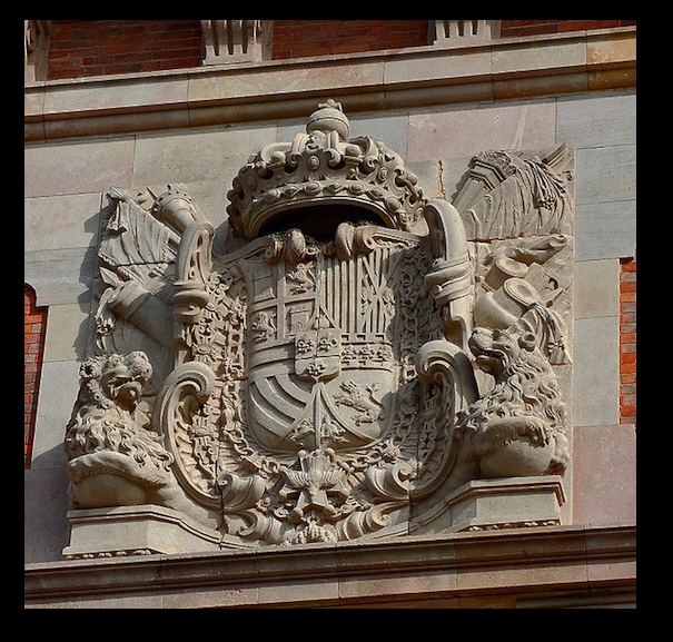 Authenticindepe's tweet photo. En 2012 el Parlament de Cataluña gastó 17.000 euros en retirar el escudo de su fachada.

Sustituyó el escudo de la izquierda que llevaba en la fachada desde el año 1716 por el nuevo de la derecha.

El patrimonio histórico solo importa si puede dar juego a su relato separatista. https://t.co/Cc5HyvRSrA
