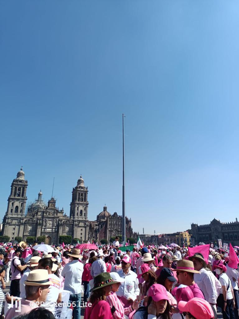 lopezdoriga's tweet photo. Una pregunta: ¿Por qué no se izó hoy la bandera monumental del Zócalo? Insisto, es pregunta. https://t.co/oHcoJFK8oo