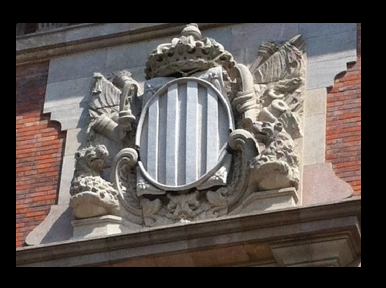Authenticindepe's tweet photo. En 2012 el Parlament de Cataluña gastó 17.000 euros en retirar el escudo de su fachada.

Sustituyó el escudo de la izquierda que llevaba en la fachada desde el año 1716 por el nuevo de la derecha.

El patrimonio histórico solo importa si puede dar juego a su relato separatista. https://t.co/Cc5HyvRSrA