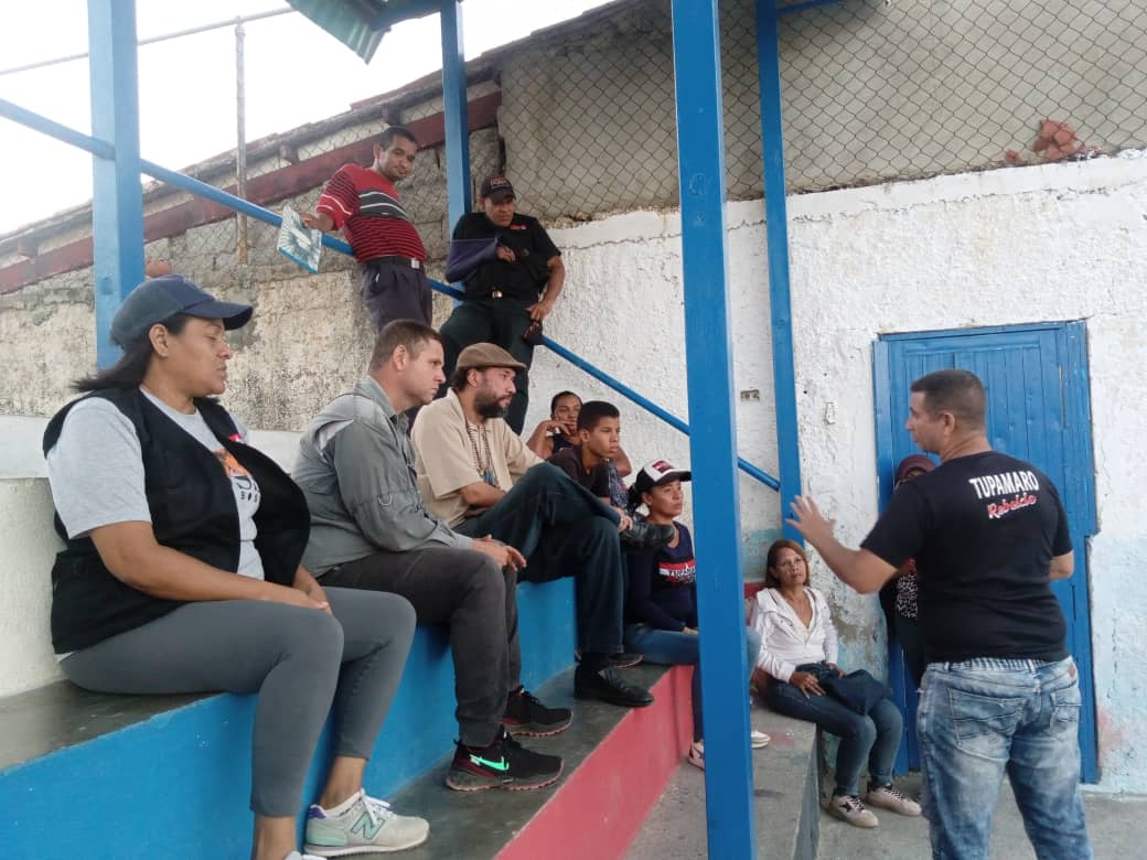Sucre_MRT's tweet photo. Para el seguimiento y control en el Mpio. @SucreMunMRT, la Dir. Operativa del Edo. @Sucre_MRT orienta reunión de la Estructura Política y Militancia de ese territorio.

La Teoría y Praxis Revolucionaria para el avance de la Organización.

#ComunaYProducción
#JuntosPorLaPatria https://t.co/6ogQU50EPo