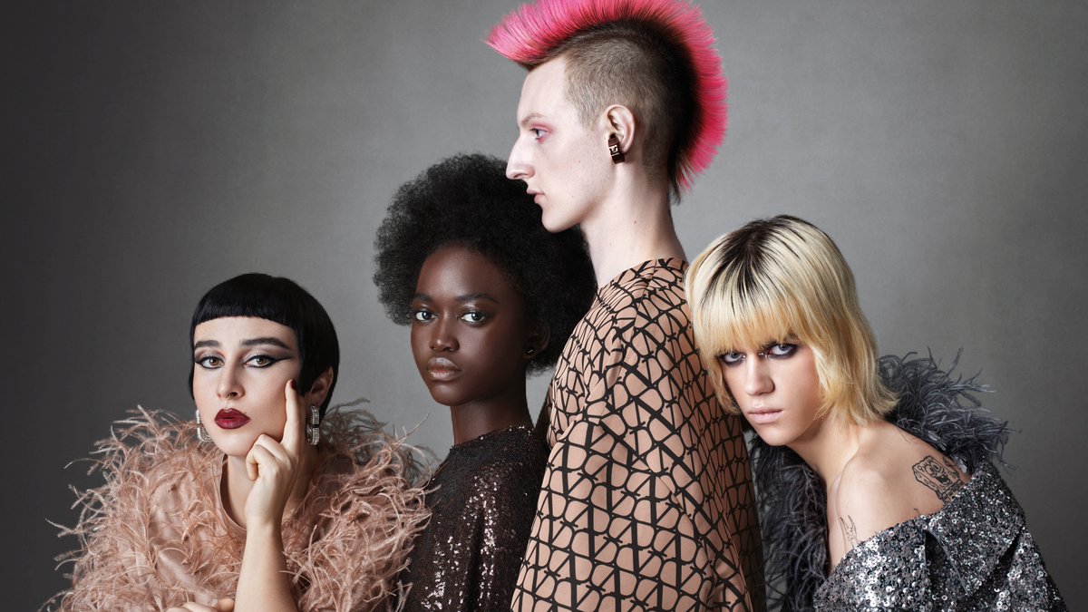 MaisonValentino's tweet image. An inclusive process; a wardrobe that embraces all identities.​

Delve into the #UnboxingValentino campaign shot by #StevenMeisel at on.valentino.com/UNBOXINGVALENT…