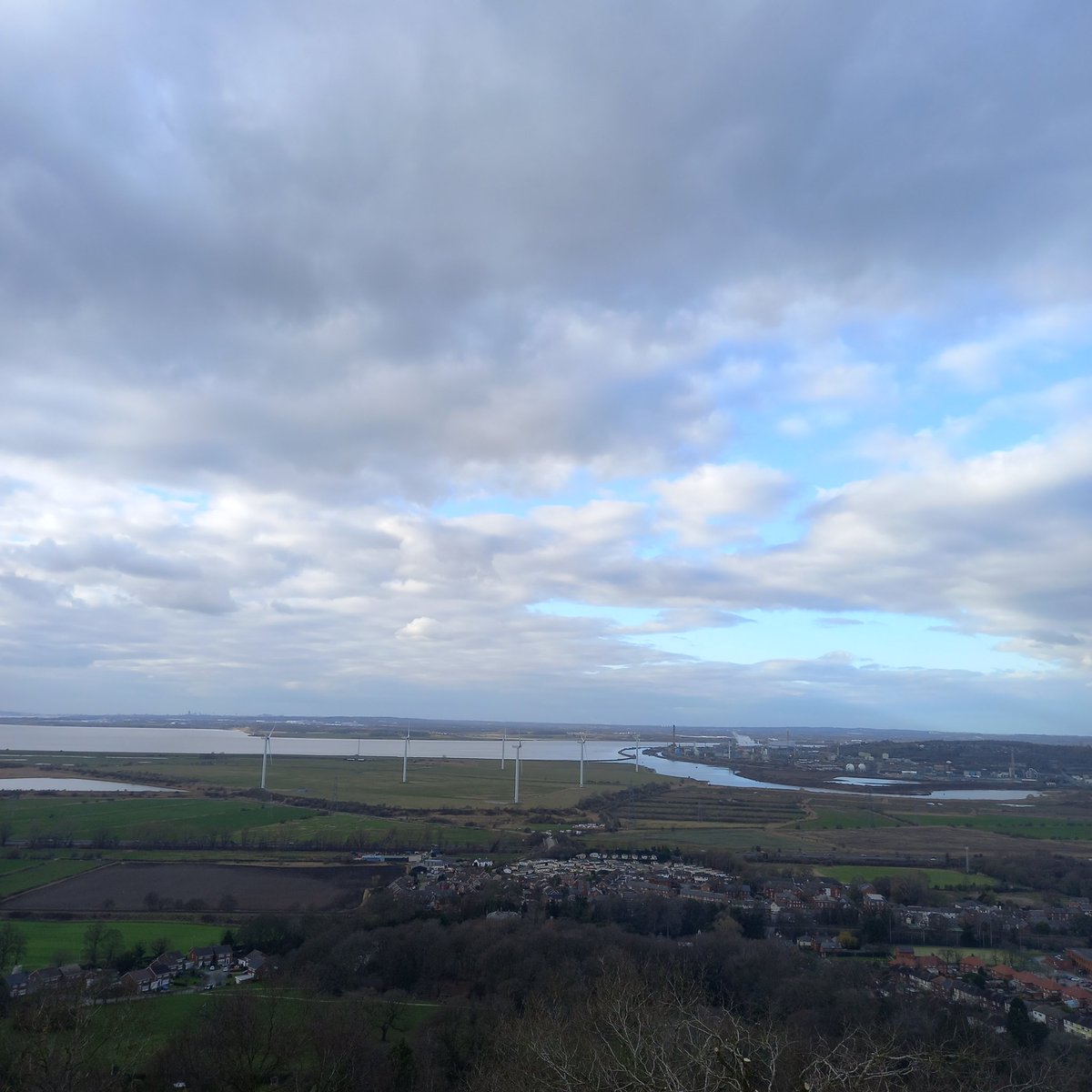 jonnyfellrunner's tweet photo. If you're doing the @sandstonetrail from Whitchurch to Frodsham this is your last vista of the day. #artworksandapparel #inspiredbyrunning #everyrunisajourney #trailrunning #trailrunningviews #trailrunninglife #sandstonetrail #cheshire #cheshirelife #frodsham #footpathrunners https://t.co/Giys0gA8vT