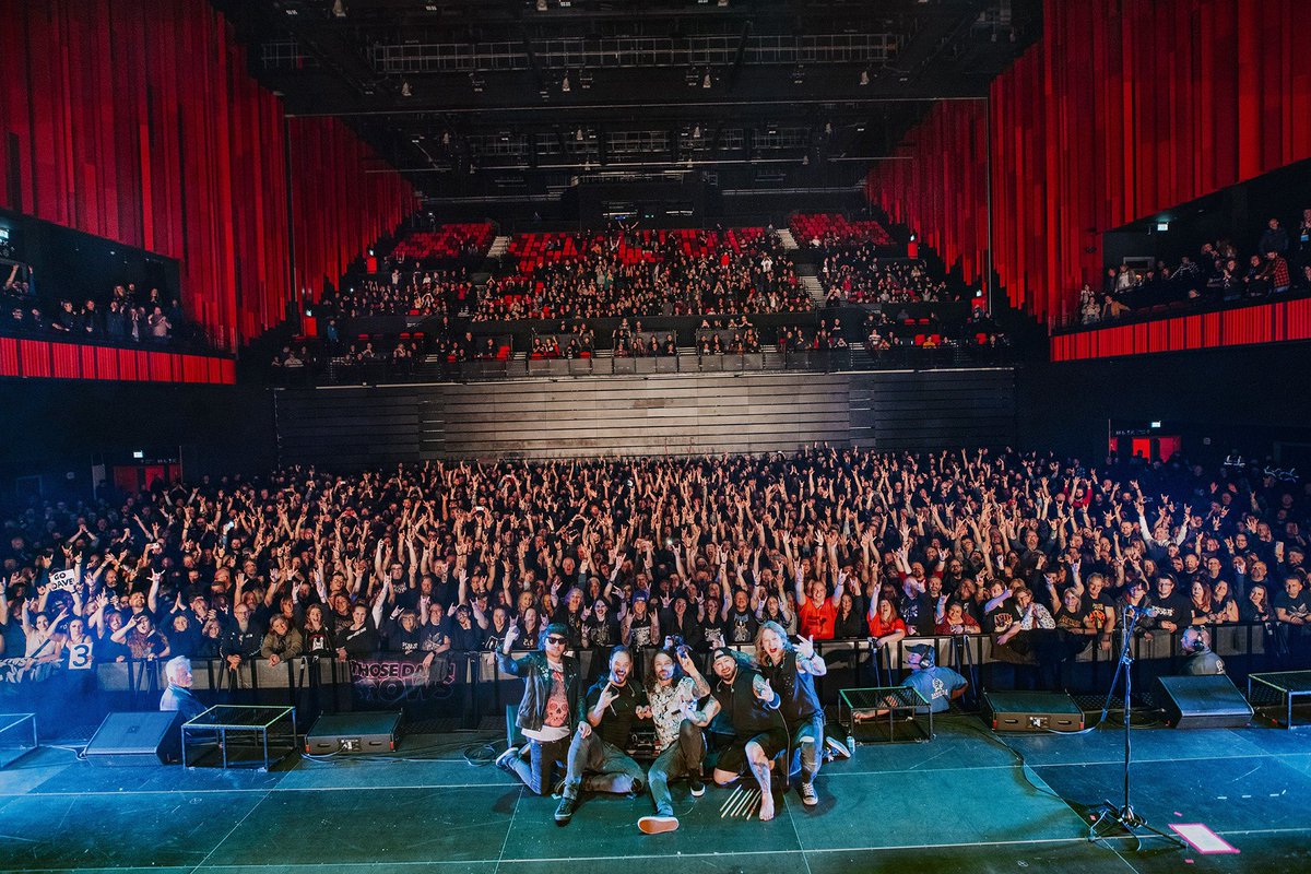 Thank you Swansea, for the most unforgettable night 🙌🏻 🏴󠁧󠁢󠁷󠁬󠁳󠁿 

Our first arena headline show was everything we dreamed about and more. We can’t wait until the next one 😉 

<a href="/CoalPoetMedia/">Coal Poet Media</a>