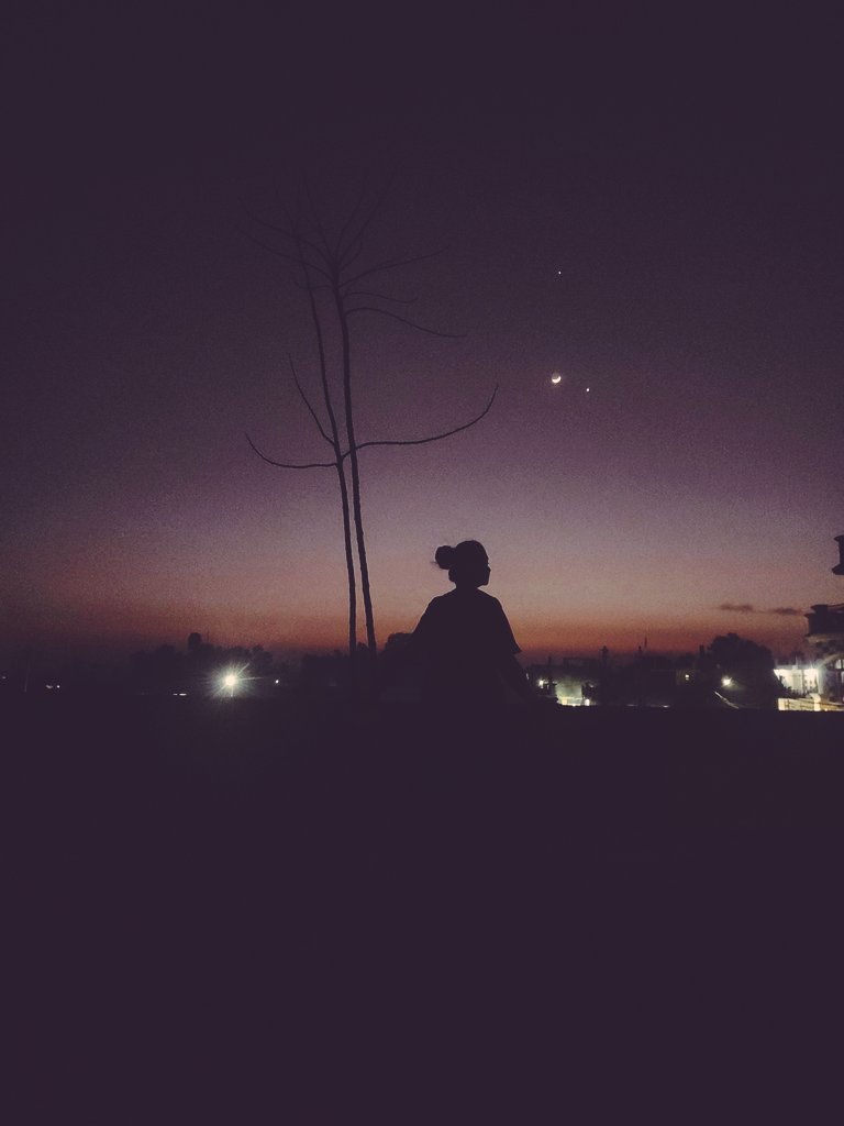 nikitamanhas100's tweet photo. Talking to the moon♥️✨🌙
#Moon https://t.co/ItYcWdf5V2