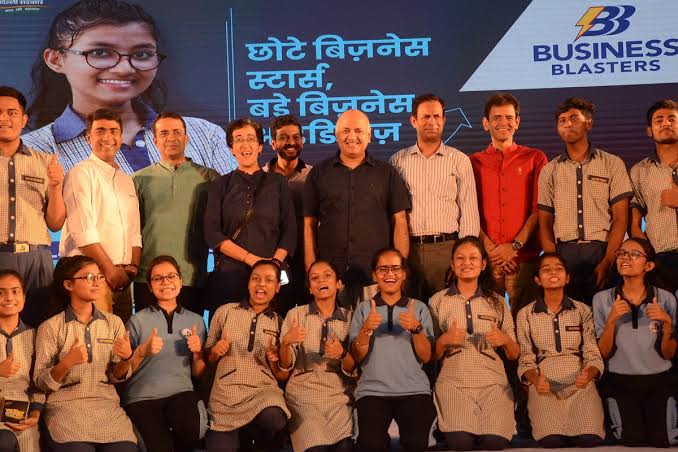 Kepler__22's tweet image. Picture 1- BJp using child labour for their promotion

Picture 2- Kids from govt school getting funding from investors for their startup created in delhi govt school in #Businessblasters initiative by govt of Delhi.

#ManishSisodia