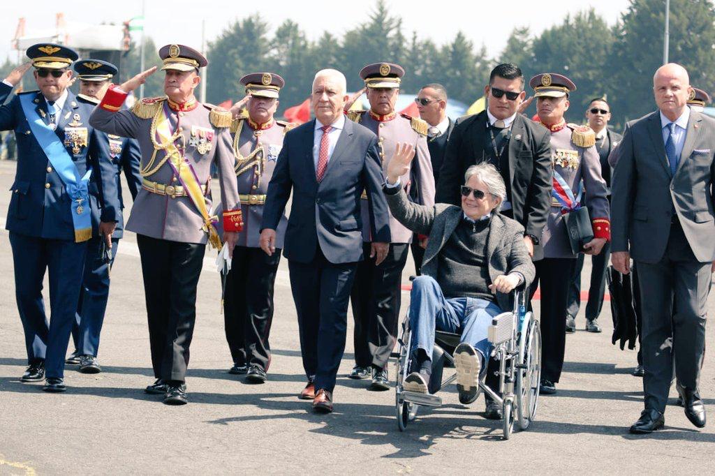 omarmaluk's tweet photo. Ir a una parada militar en jeans y sin corbata, con zapatos de caucho, será siempre una falta de respeto a las @FFAAECUADOR  al menos @LassoGuillermo dígale al que empuja la silla que le explique, porque se viste mejor que usted. https://t.co/JPmm7fL3tk