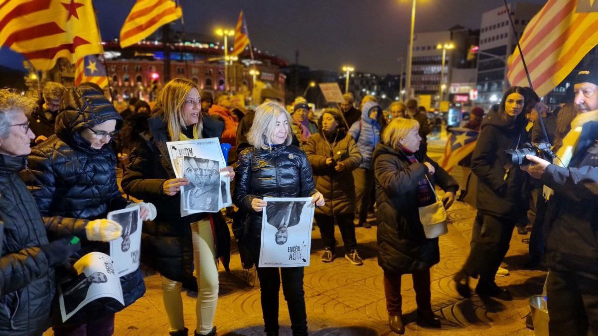 ⬛️⬜️ Per molt que el rei, el president espanyol i el Govern de la Generalitat facin veure que a Catalunya tot ha tornat a la seva normalitat i comoditat, nosaltres hi serem sempre per dir-los que no tenim rei i que aquí no ha acabat res! 🔥👑