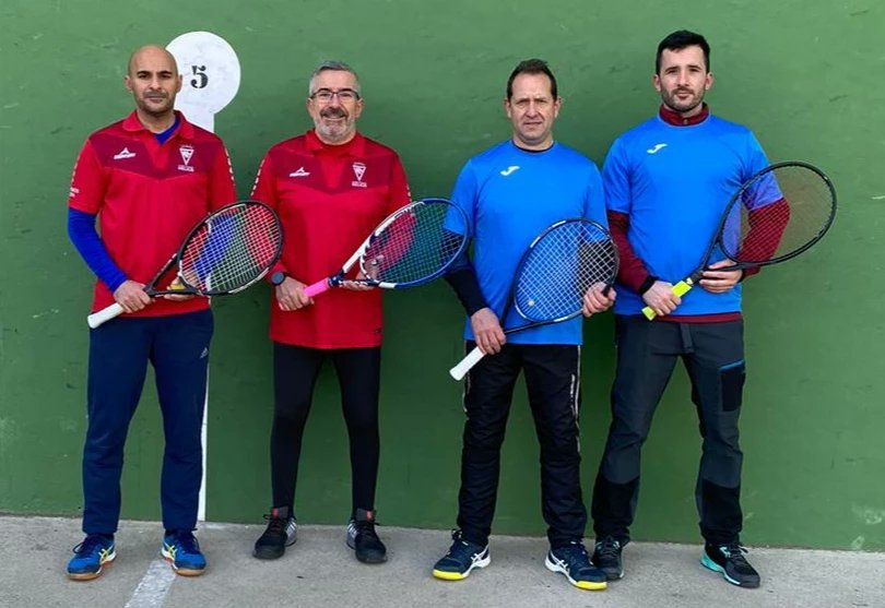 PelotaCNH's tweet photo. Nuestro equipo de  Centro Natación Helios  de Frontenis Helios Veteranos no ha podido conseguir ningún punto contra el equipo de Clubyunque Yunke Alagon  aunque luchando cada punto ,no se ha podido conseguir. 

#heliosveteranos 
#frontenishelios 
#heliospelota https://t.co/bhAVWbnNyl