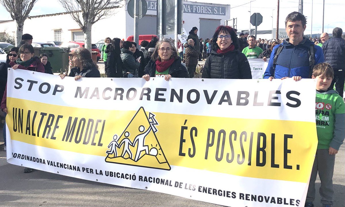 Podem_'s tweet photo. La transició ecològica ha de ser justa i democràtica no en benefici d'unes poques multinacionals a costa dels nostres pobles.
Hui hem acudit a la manifestació #NoALaMagda a Les Coves. https://t.co/bqbaoOBht5