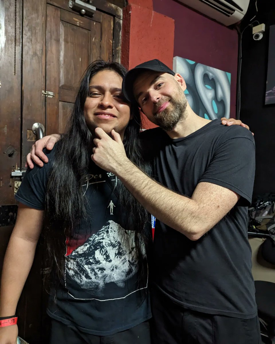 armando_cvx's tweet photo. Adivinen quién es el más feliz en este momento? 
Escuchar flying sea dragons, mind as universe, the great reality/Spiritual migration, Majestic of Gaia, fall to rise, aathma pt 3 y 4, podría enlistar todo el setlist pero no acabo, en fin noche memorable sin duda https://t.co/fuMXnk62TA