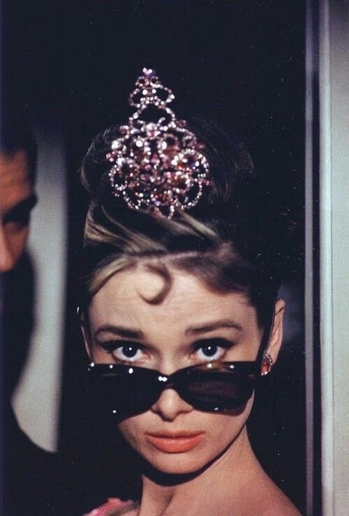 notgwendalupe's tweet image. audrey hepburn on set of breakfast at tiffany’s (1961)