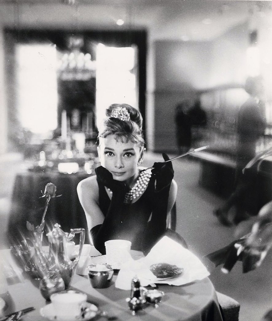 notgwendalupe's tweet image. audrey hepburn on set of breakfast at tiffany’s (1961)