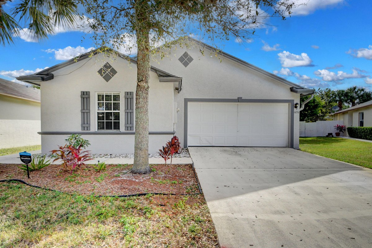 DeSignoriCarina's tweet photo. The long house hunt is finally over. Contact me now for a showing! #homesforsale  https://t.co/zlMlpU0VmF https://t.co/Ou5BEQFond
