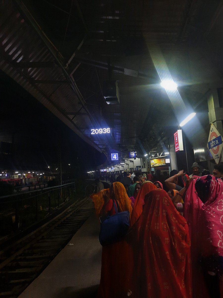 SuperDarkDex's tweet photo. @RailwaySeva @IRCTCofficial @RailMinIndia 
Train 20936 has been displaying wrong Platform no' since months. 
Platform 4 &amp; 5 are kms apart. 

There's no proper display nor staff for information

I had to rush with loads of luggage.

Any elderly passenger would've definitely missed https://t.co/sHrl6hYZ3h