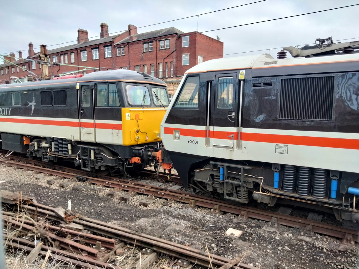 90001 'Royal Scot' & 87002 'Royal Sovereign' looking splendid in Intercity livery in the LSL sidings at Crewe yesterday (25/02/23)
#trains #class90 #class87 #Crewe #InterCity