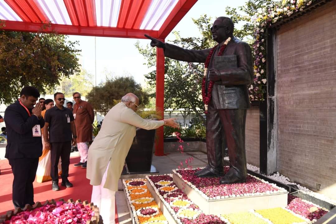 BAOUGujarat's tweet photo. યુનિવર્સિટી અને મેઘનિર્ઘોષના સંયુક્ત ઉપક્રમે આયોજિત રાષ્ટ્રીય સેમિનાર “વીર સાવરકર ભારત કે મહાનાયક”ના સમાપન સમારોહમાં મુખ્યમંત્રીશ્રી @Bhupendrapbjp, BJPના સંસદ સભ્ય અને રાષ્ટ્રીય પ્રવક્તા શ્રી @SudhanshuTrived, કુલપતિશ્રી @ProfAmiUpadhyay તથા અન્ય મહાનુભાવો ઉપસ્થિત રહ્યા હતા. https://t.co/b8YwCrkHUW
