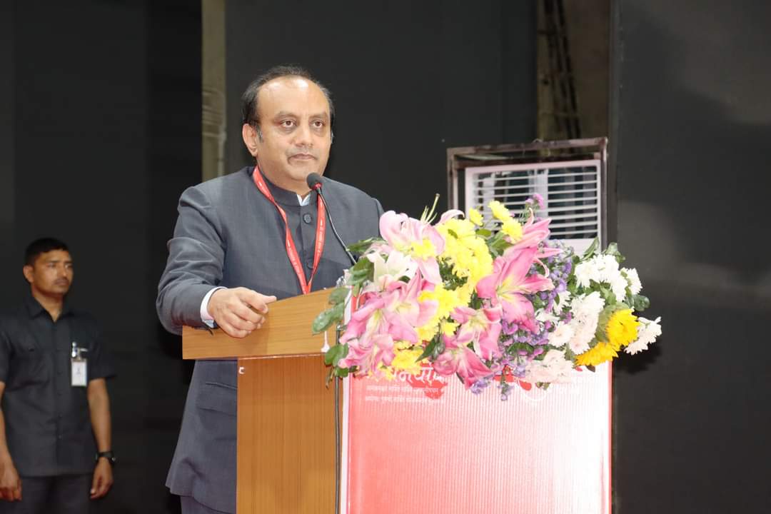 BAOUGujarat's tweet photo. યુનિવર્સિટી અને મેઘનિર્ઘોષના સંયુક્ત ઉપક્રમે આયોજિત રાષ્ટ્રીય સેમિનાર “વીર સાવરકર ભારત કે મહાનાયક”ના સમાપન સમારોહમાં મુખ્યમંત્રીશ્રી @Bhupendrapbjp, BJPના સંસદ સભ્ય અને રાષ્ટ્રીય પ્રવક્તા શ્રી @SudhanshuTrived, કુલપતિશ્રી @ProfAmiUpadhyay તથા અન્ય મહાનુભાવો ઉપસ્થિત રહ્યા હતા. https://t.co/b8YwCrkHUW