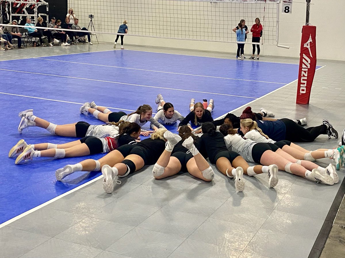 Banzaivb's tweet photo. After a slow start to the morning, 15 Select took some time to connect  and came roaring back to go 2-0 in their last two games and beat Premier 14 Red to end the day. Way to persevere girls! https://t.co/OvNY22wpx1