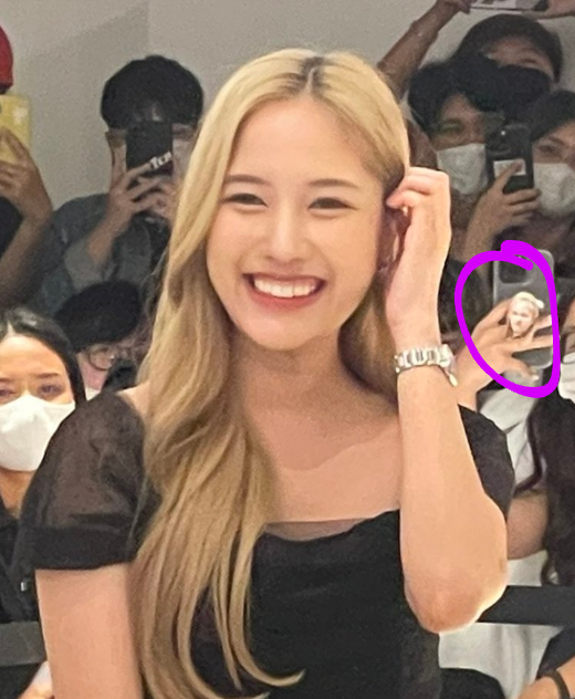 Vitori_lana's tweet photo. Eu tô morrendo com esse popsocket com a cara da freen 
Hahahahaha 

 #teayiixsrchafreen #srchafreen https://t.co/J39OJBgnkj