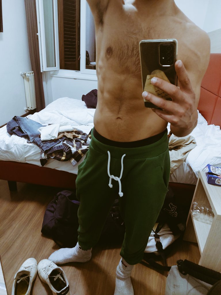 FacelessBoy93's tweet photo. RT se vuoi vederne altre 😏😜 #boy #BoyPlanet #nakedman #abs https://t.co/5lf658hVMx