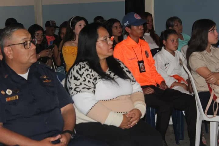 CETrujillo01's tweet photo. Este #24defeb, la Contralora del estado Trujillo, Abg.María Elena Mendoza, junto a funcionario de la CET, estuvieron presentes en Sesión Especial del Concejo municipal de Escuque, que se desarrolló por el Día Nacional de la Juventud, en el Auditorio del Liceo Ignacio Carrasquero. https://t.co/mRWRLY3wJK