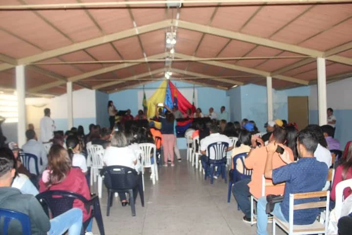 CETrujillo01's tweet photo. Este #24defeb, la Contralora del estado Trujillo, Abg.María Elena Mendoza, junto a funcionario de la CET, estuvieron presentes en Sesión Especial del Concejo municipal de Escuque, que se desarrolló por el Día Nacional de la Juventud, en el Auditorio del Liceo Ignacio Carrasquero. https://t.co/mRWRLY3wJK
