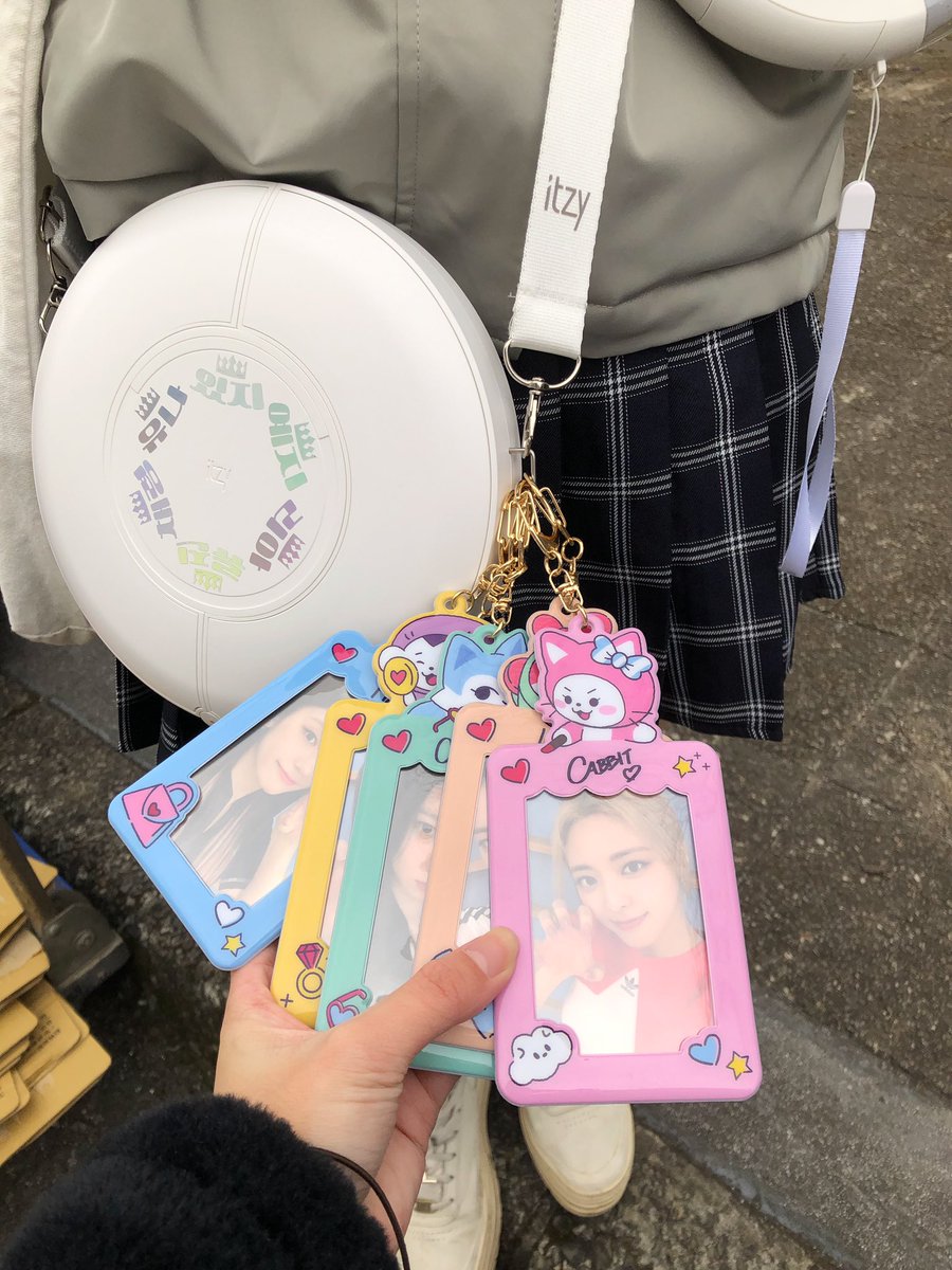 itzy_ek's tweet photo. 大盤子龜龜
-
其實我有個夢想是收集所有WDZY的抱枕 娃娃 娃娃吊飾 卡套
然後還想要那個看起來像娃娃的購物袋 他看起來就超可愛超實用
然後在週年應援時開展覽擺個拍照區給大家拿抱枕拍照 https://t.co/IoK8B5tJux