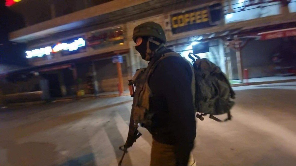 ytirawi's tweet image. Huwarah, S Nablus

Residents from Huwarah report that this settler is wearing a military uniform and walking around under the protection of army, shooting towards Palestinians and participating in the burning of houses in Hawara.