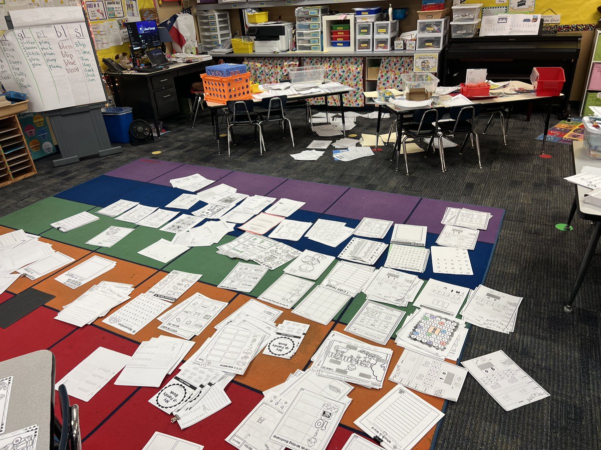 cmmom2boys's tweet photo. @teachergoals This was yesterday (Saturday) in my classroom. Filing papers I never have time to do during the week! https://t.co/g2AAzFSlxy