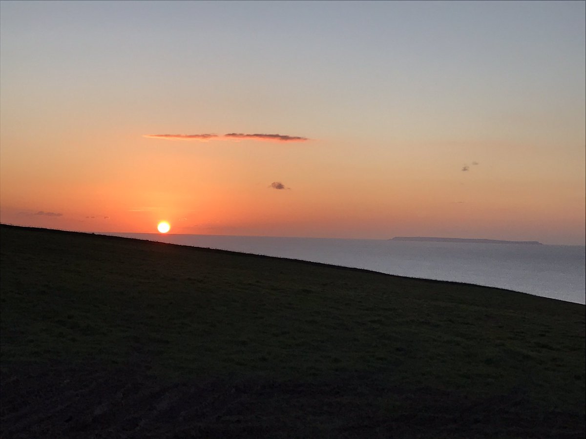 Late afternoon is my favourite time of day for a walk, especially when treated to a spectacular #sunset like this one 🌅 #woolacombe #mortehoe #putsborough #baggypoint #mortepoint @BeachWoolacombe @WoolacombeSands @WoolacombeHotel @Watersmeethotel @Woolacombe_Bay @WoolacombeVoice