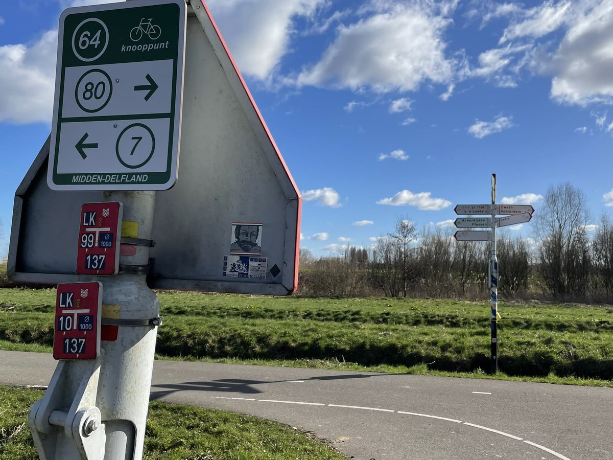 Groenehartstoc1's tweet photo. Weer eens een stukje #GroeneHartpad gewandeld in #Delfland. Helaas niet altijd even duidelijke markering.  Hier hebben anderen bewust hun bordje over de stickers aangebracht. @wandelnet @NivonNieuws https://t.co/rehewUNIs2