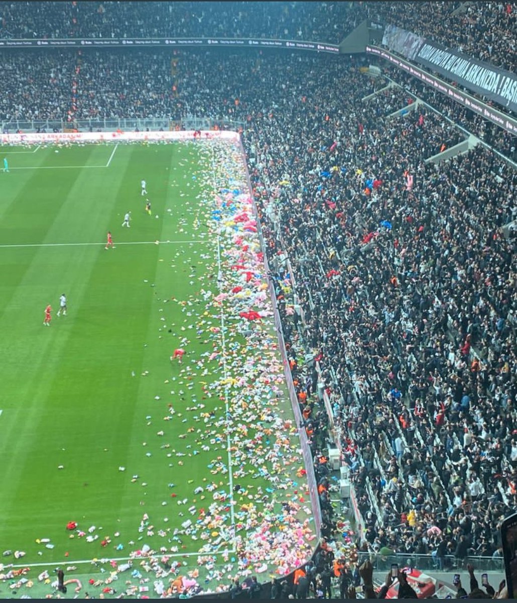 Beşiktaş dakika 04.17'de Deprem'deki çocukların için sahaya oyuncak attı

Teşekkürler Beşiktaş'ım  🖤🤍
#besiktas