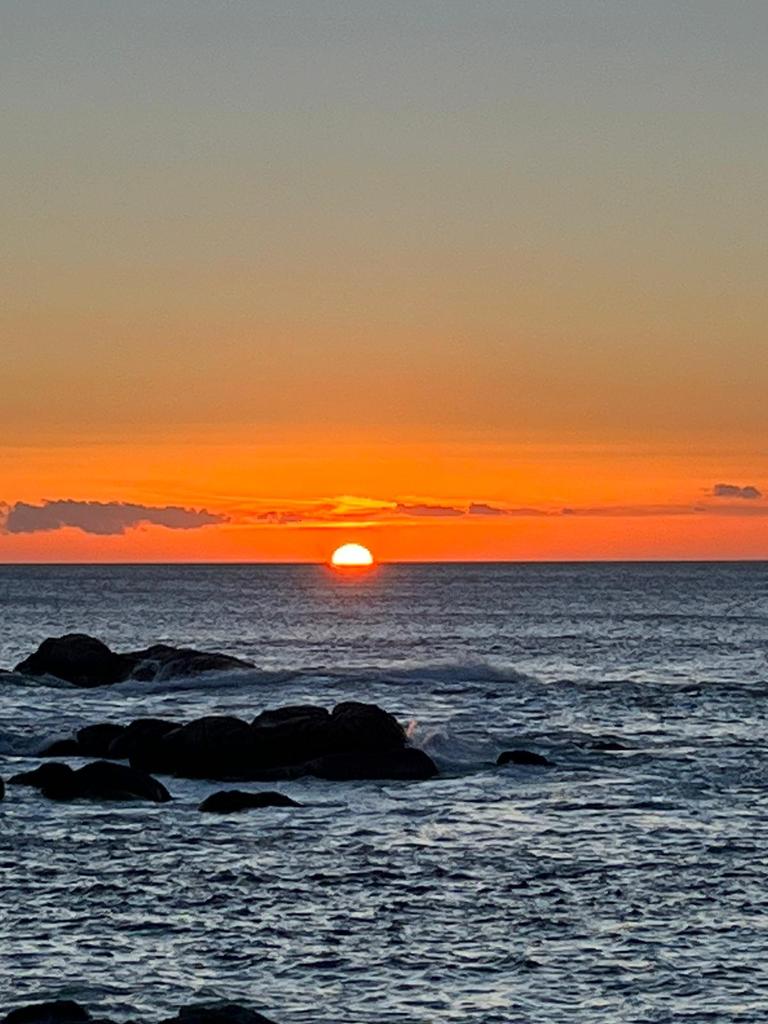 Puesta de sol en el Atlántico desde la playa de Lagos en Bueu.