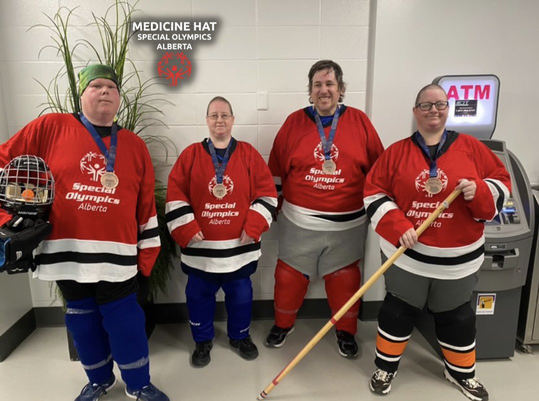 SpecialOMedHat's tweet image. 🏅MEDAL ALERT: All of our floor hockey athletes are coming home with bronze medals from the @SOAwinter2023!

The Grande Wood Hat Wolves took third in their division, while our Blair helped Lethbridge to third in theirs!

#SpecialOlympics #floorhockey #medhat #SOA2023