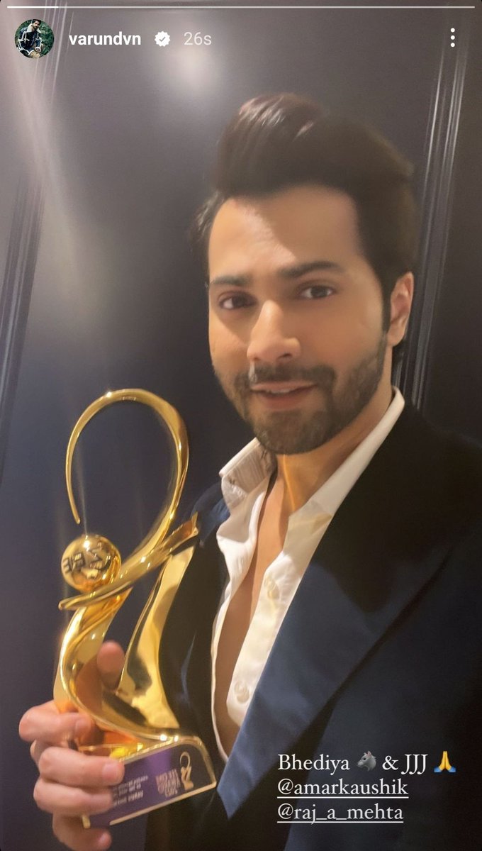 ApnaaVarun's tweet photo. #VarunDhawan won the Zee Cine best actor award for Jug Jugg Jeeyo and Bhediya ❤️ https://t.co/9CjUCE3pNk