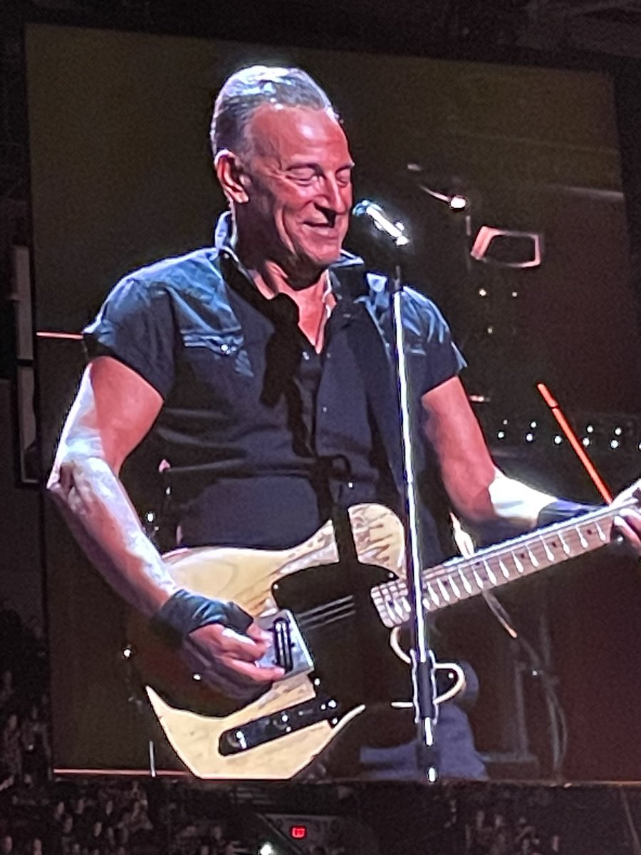 manny_jello's tweet photo. That guitar has seen some things. #bruce #bruuuuce #springsteen #springsteenportland https://t.co/qkypIX4Mb3