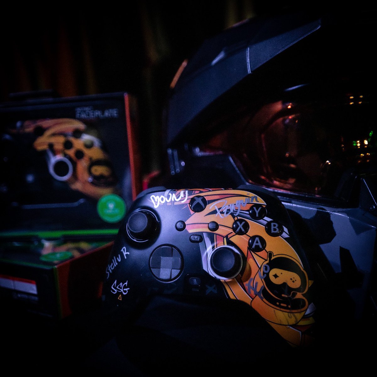 Spacestation's tweet image. OH LOOK 👀 it’s time to give away…
 TWO NEW SSG SCUF CONTROLLERS

1 winner picked from Twitter (Comment / RT)

1 winner picked at our booth before GRAND FINALS!