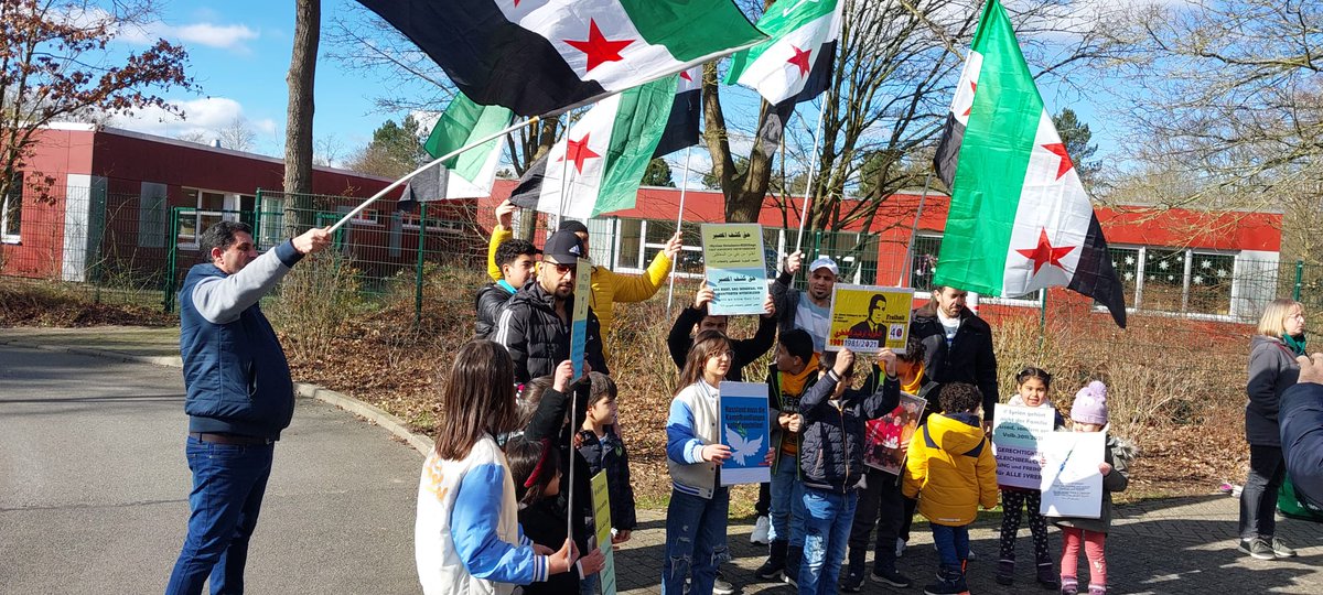 marwanalesh's tweet photo. #مشاركة الأحرار في زيكا Syka /Bremen لرفع علم الاستقلال السوري ✌️✌️سوريون مع الحرية ضد الأسد
لا لرفع #العقوبات عن #المجرم_الكيماوي.
لا اموال أو مساعدات للاسد  كل الدعم لأهلنا في #سورية #Syria_earthquake
#الشعب_يريد_إسقاط_النظام
Kein Geld für den assad Folterstaat! #DefundAssad
. https://t.co/3wqvuEzhPL