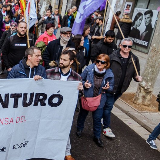 sentmenatCUP's tweet photo. El nostre regidor @Jimmyjazz44 i algunes militants de l'assemblea a la manifestació contra el #QuartCinturo a #Sabadell @Campanya_ccqc menys cotxes i més trens! https://t.co/CoupUeq3uk