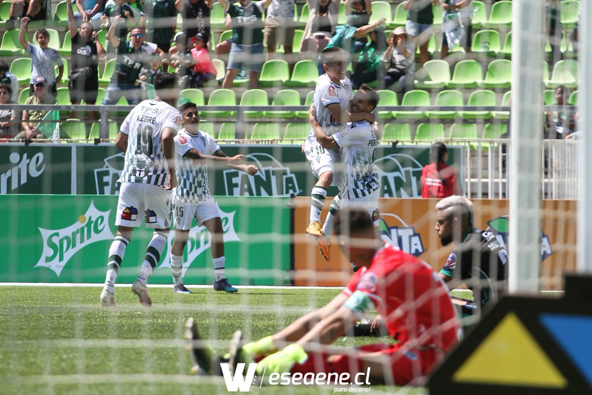 eseaenecl's tweet photo. Santiago Wanderers de Valparaíso celebra en Playa Ancha a costa de Puerto Montt. Se viene otro duelo importantísimo en el Elías Figueroa el próximo sábado a mediodía ¡Con todo, Decano! |SW 3-1 DPM| #SWvsDPM #VolveremoSW #SW2023.
📷: Cristian Andaur. https://t.co/7u8WPN1PC4