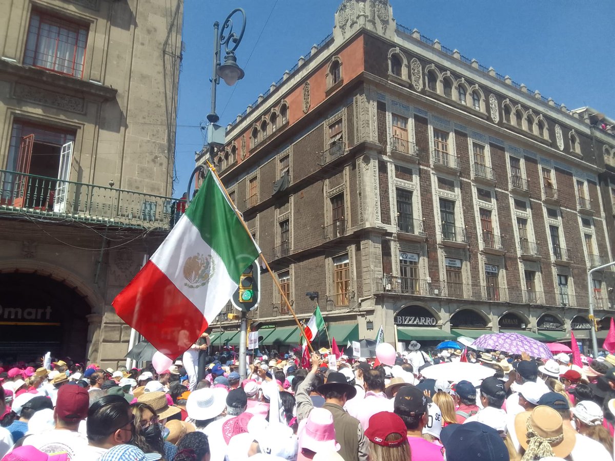TOmarP2015's tweet photo. Nunca, jamás ha llenado @lopezobrador_ con acarreados la Plaza de la Constitución y alrededores como la llenamos hoy los ciudadanos LIBRES que no aceptamos que el Demente desmantele y tome por asalto el INE con su venenosa Reforma Electoral https://t.co/VRWRIYA5oz