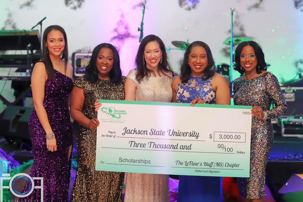 LBLinksChapter's tweet photo. We truly “laissez les bons temps rouler” with our annual Mardi Gras ball. We raised over $65,000. Proceeds go to HBCUs, Jackson Public Schools, and our service projects. Thank YOU for your continued support and contributions 💚🤍

#LBLinks
#SALinks
#LinksInc
#CollectiveExcellence https://t.co/PrqyQa9dCY