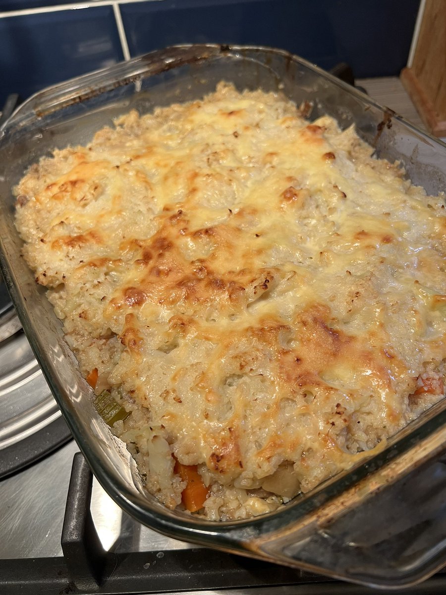 nicolaruth1's tweet photo. Cauliflower cheese topped cottage pie for dinner. Recipe adapted from the latest @pinchofnom #recipe book, and by my reckoning it's synfree on @slimmingworld β€οΈ
I added extra veggies as it's #freefoodfebruary π https://t.co/8BO1gEnUnH
