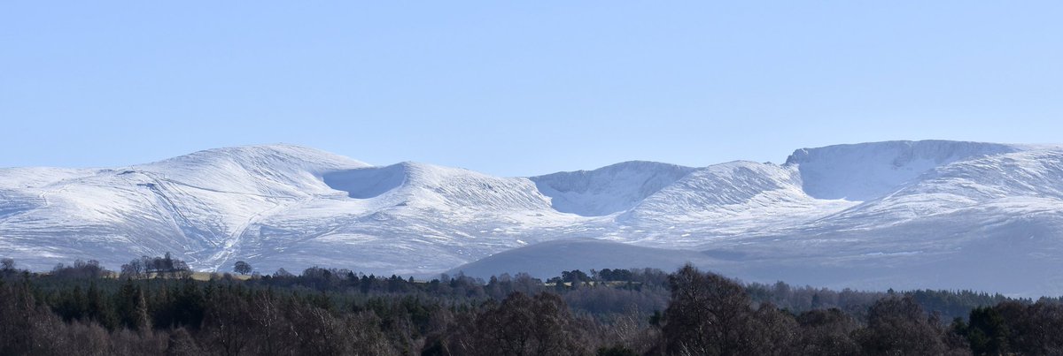 What a great shot by @CNPactive of the #northern #corries in the #cairngorms.

What are corries and how do they form? A thread for #nationalgeography and #highergeography. 

Firstly let’s consider why it’s called a corrie. It’s because it’s a #Gaelic word which means pot/cauldron