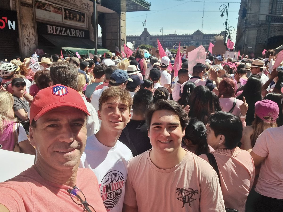 PEFELINES's tweet photo. Impresionante la cantidad de personas que nos reunimos en el Zócalo, en defensa del INE. #ElINENoSeToca #MiVotoNoSeToca https://t.co/NCycisgMnL
