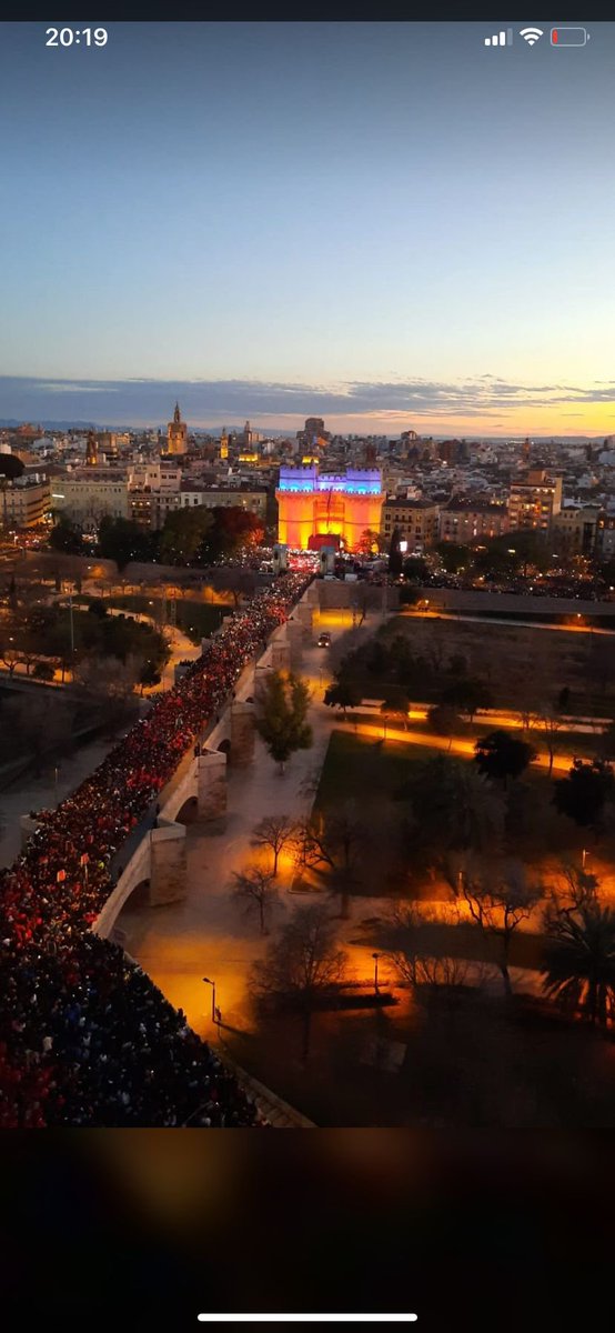 Nuestra ciudad enamora #Valencia en #Fallas2023 #cridaFalles2023