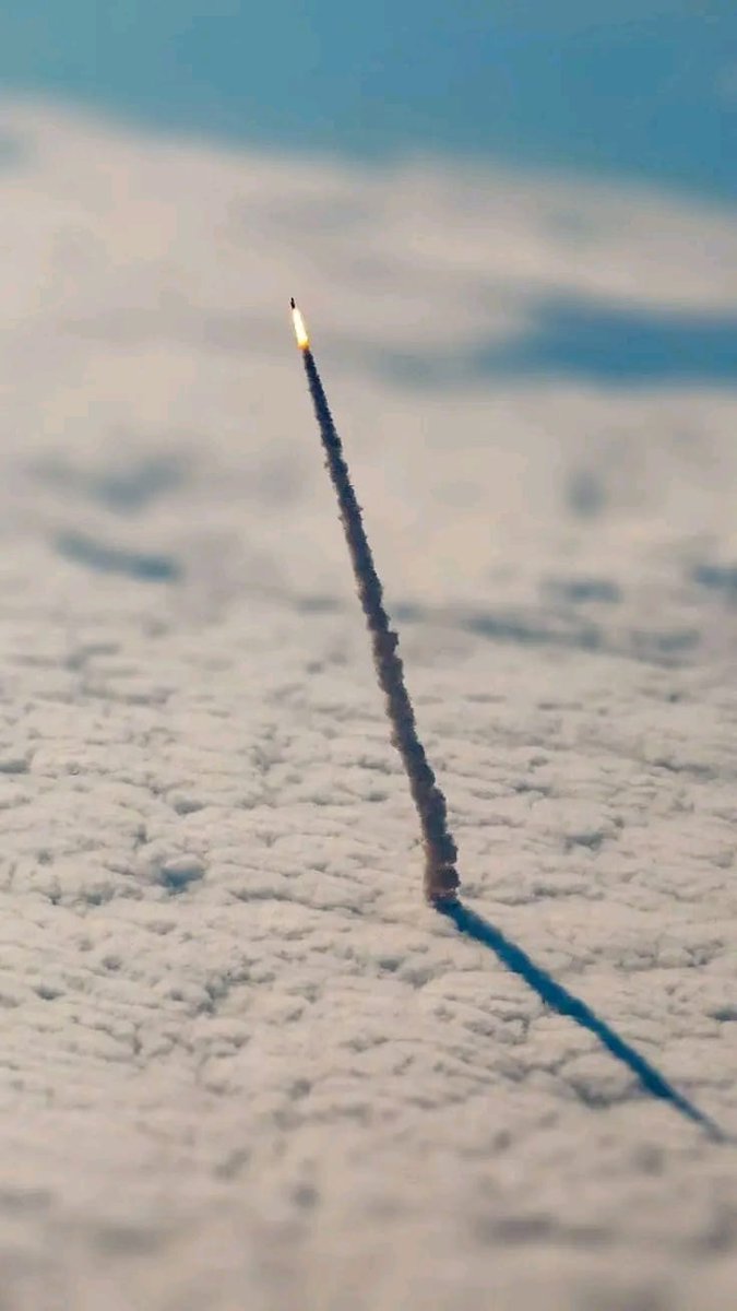 Breathtaking Image of a Spaceship making its way to Space. This image serves as a reminder on how technologically advanced we have become. If we could this now, imagine what we will be doing by the next century.