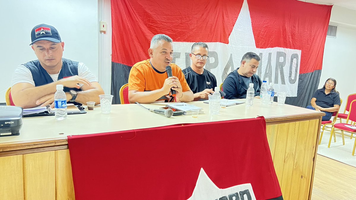 #Ahora en reunión ampliada <a href="/Tupa_Esteban/">Esteban Fernández</a>: Ser militantes es el mayor compromiso que podemos adquirir nosotros con el Partido, no es una responsabilidad en particular la que nos la da, todos somos militantes y y como militantes todos debemos construir Partido”

#JuntosPorLaPatria