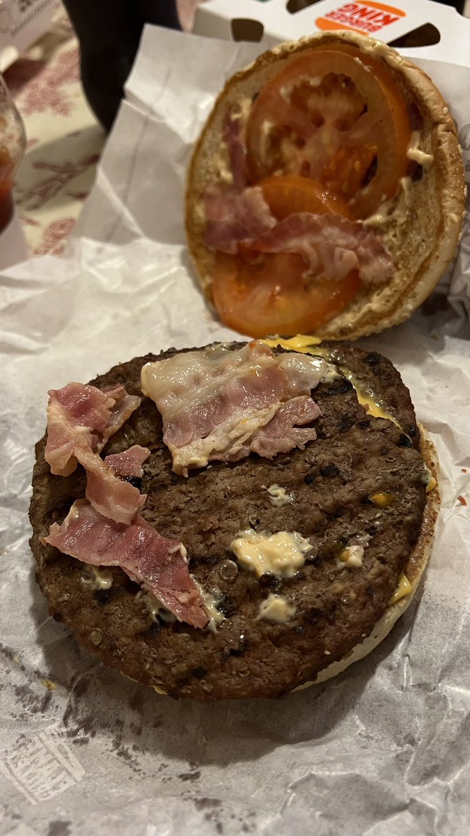 Lo q pides en la primera foto y lo q te traen, vergüenza <a href="/burgerking_es/">Burger King</a> publicidad engañosa #publicidadengañosa #bugerking #qpena